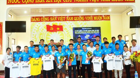 Tổ chức “Lễ xuất quân và ra mắt trang phục thi đấu đội tuyển bóng đá phường Tam Quan Nam”