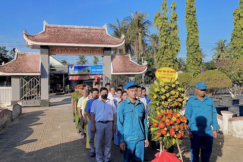Lãnh đạo phường Tam Quan Nam dâng hoa, dâng hương nhân kỷ niệm 75 năm Ngày Thương binh - Liệt sĩ