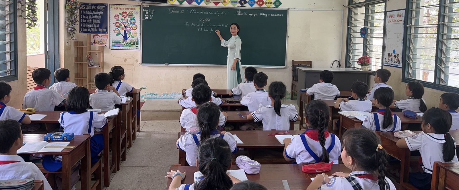 Chi bộ Trường Tiểu học số 1 Tam Quan Nam chú trọng công tác phát triển đảng viên gắn với nâng cao chất lượng giáo dục